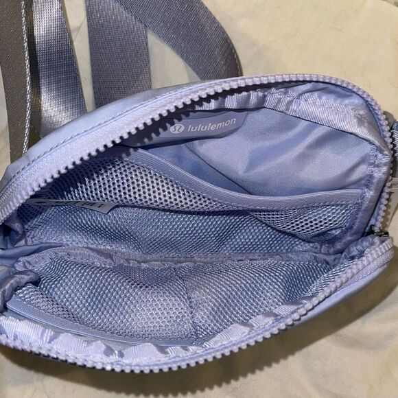 LULULEMON ATHLETICA LADIES EVERYWHERE BELT BAG IN PASTEL BLUE WATER RESISTANT - Picture 3 of 4